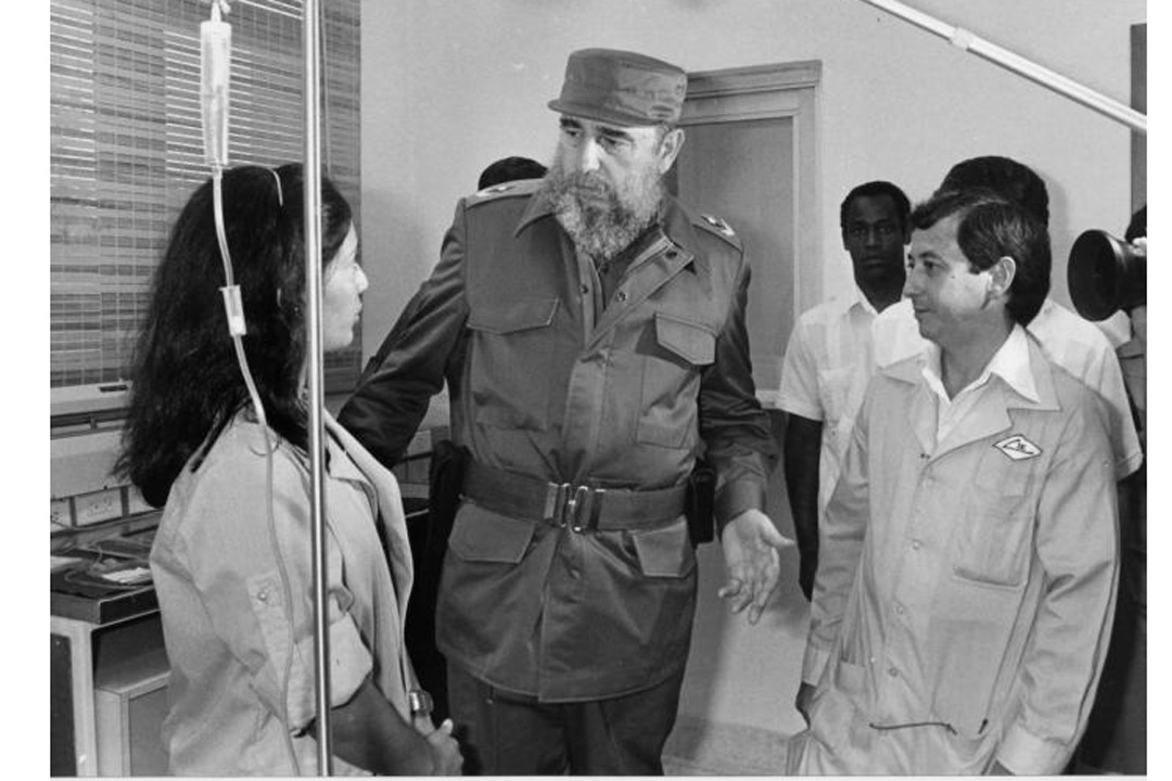 Fidel Castro habla con investigadores