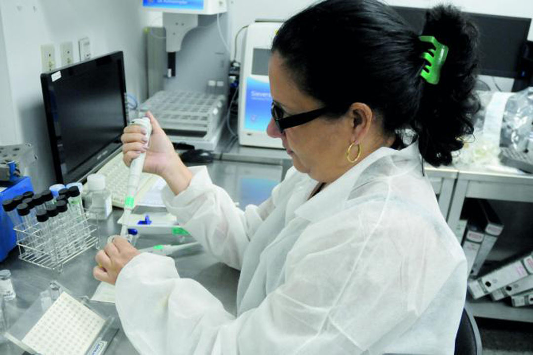 Investigadora en laboratorio