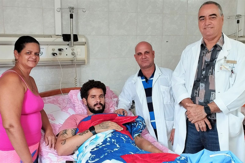 Jadier Juvier Bravo, joven sometido a trasplante renal hace un año, junto a su mamá y los médicos que lo atienden en el hospital de Villa Clara.