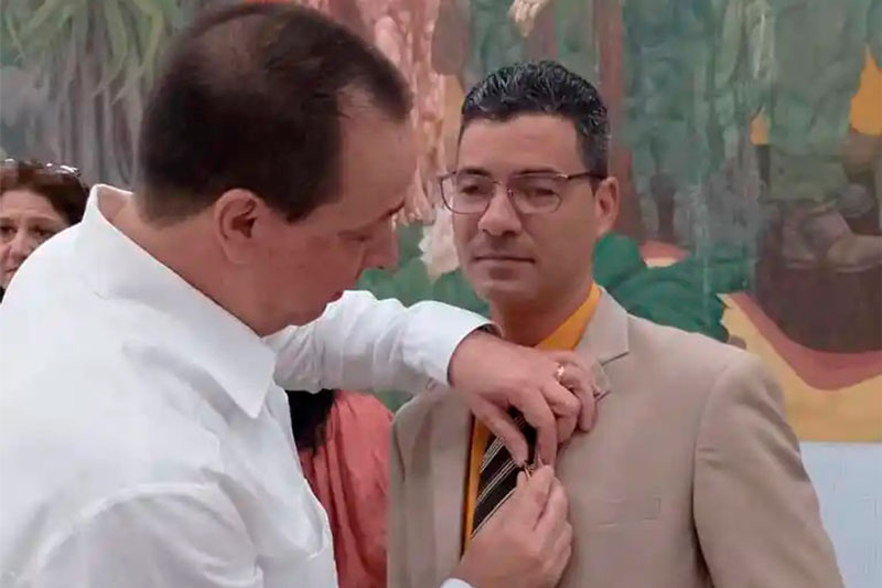 El doctor Yandry Alfonso Chang recibe la Orden Jesús Menéndez.