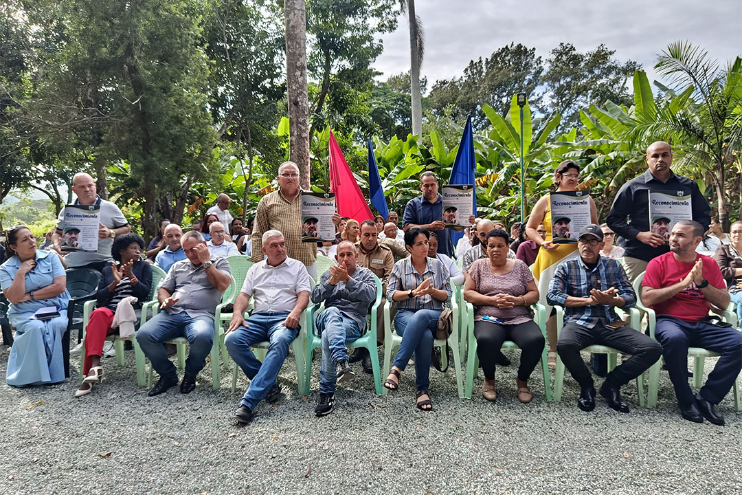 Reconocimiento a trabajadores de la Salud en Villa Clara.