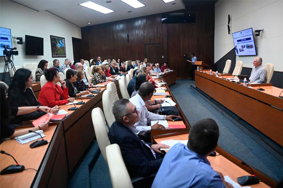 Reunión del presidente cubano, Miguel Díaz-Canel, con expertos para abordar el combate a las arbovirosis.