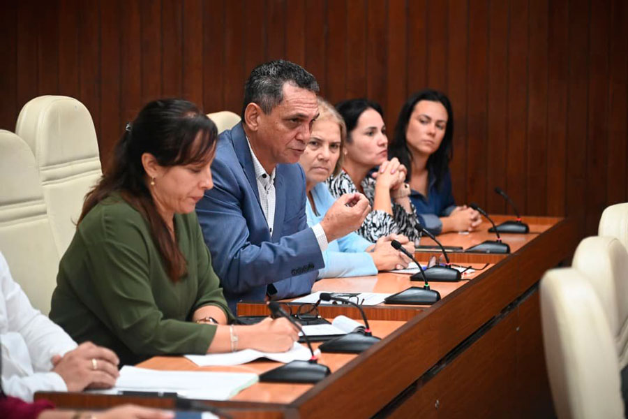 Expertos en reunión sobre las arbovirosis en Cuba.