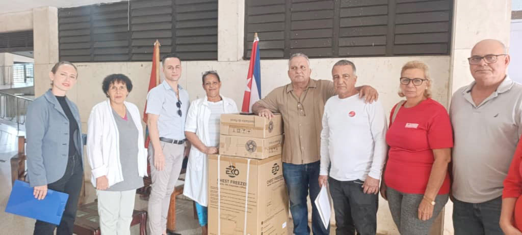 Momento de la entrega de Coptextel al hospital infanfil de Villa Clara