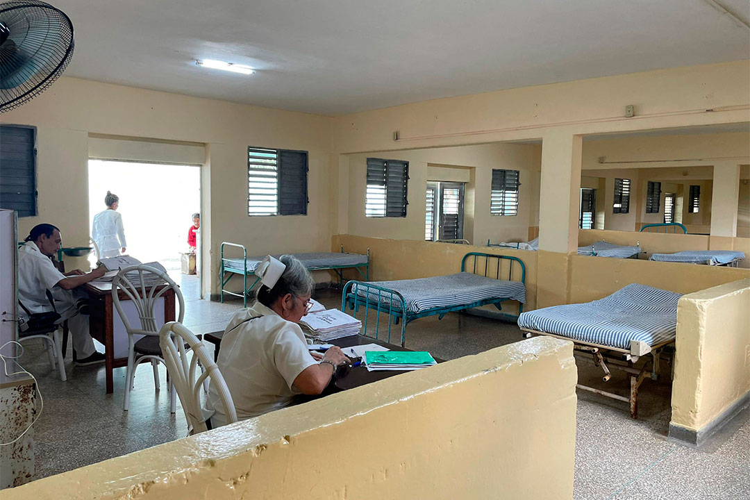 Sala de hospital en Santa Clara rehabilitada por entidades estatales y nuevos actores económicos.