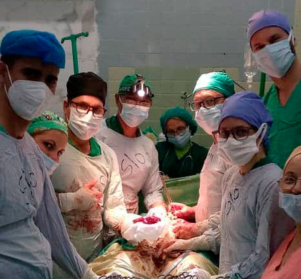 Equipo quirúrgico multidisciplinario realizando una cirugía com- pleja a paciente de Ciego de Ávila con cáncer de vejiga.
