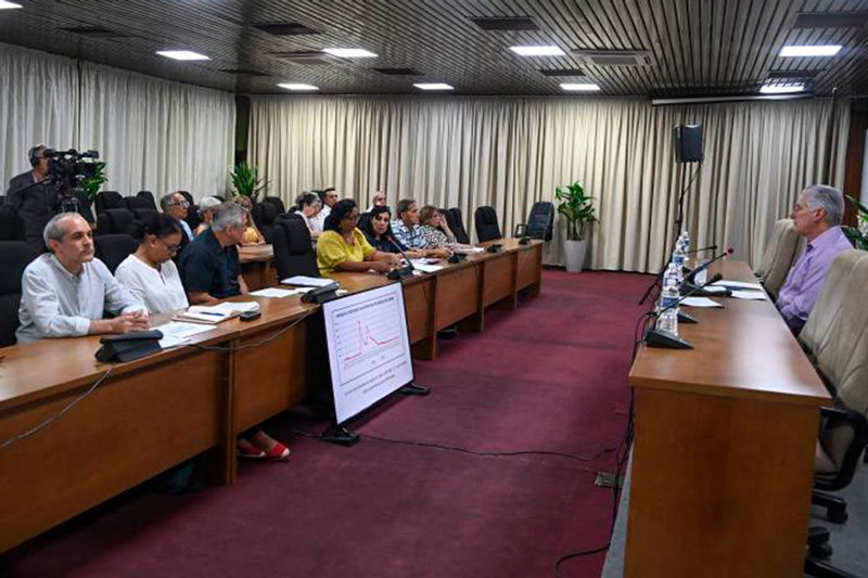 Reunión del presidente cubano con expertos de Salud.