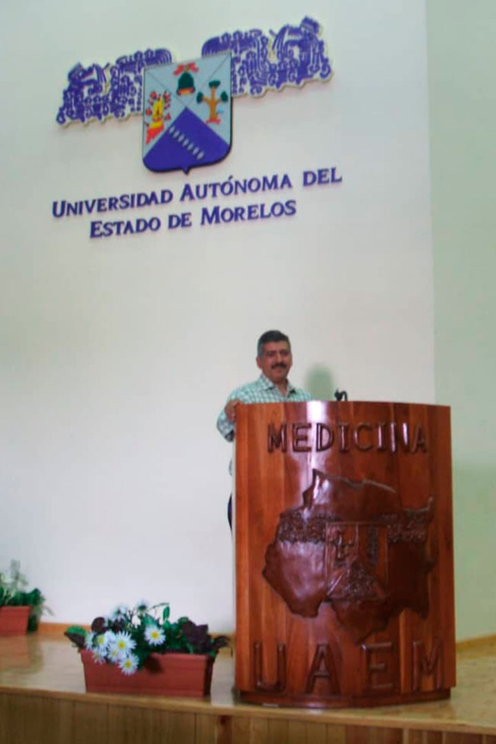 Inmunólogo Vicente José Hernández imparte conferencia en México.