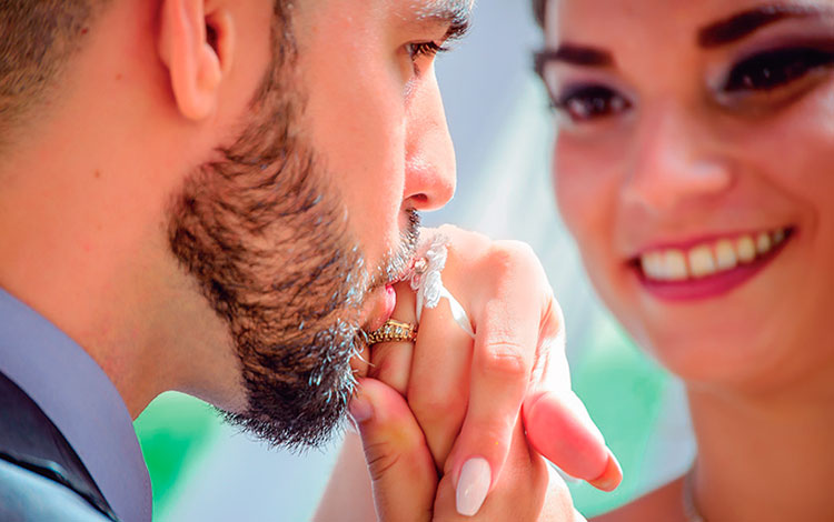 Pareja de jóvenes enamorados.