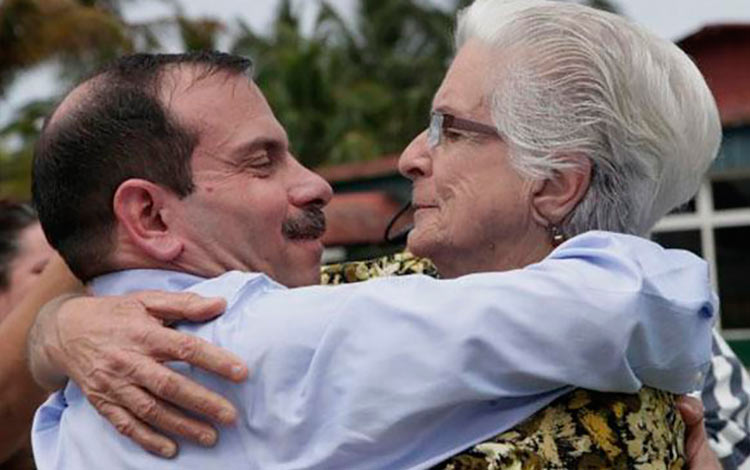 Magali Llort Ruiz y su hijo Fernando González Llort, uno de los Cinco Héroes.
