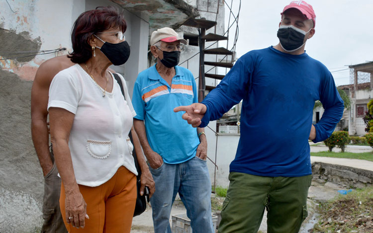 En su primer mandato como presidenta del consejo popular Condado Sur, María Teresa Sánchez Rodríguez se ha ganado el respeto y la credibilidad de los vecinos con un diálogo franco y permanente. (Foto: Ramón Barreras Valdés) En su primer mandato como presidenta del consejo popular Condado Sur, María Teresa Sánchez Rodríguez se ha ganado el respeto y la credibilidad de los vecinos con un diálogo franco y permanente. (Foto: Ramón Barreras Valdés)
