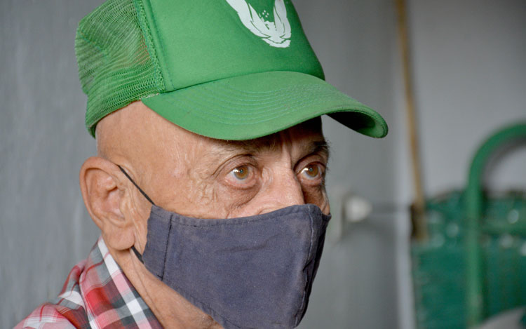 De sus 79 años de vida, Silvio Nelson ívalos Arredondo ha pasado 37 en el Condado. Hace dos semanas duerme sobre un colchón nuevo y ya no se preocupa por los estragos que pueda causar la lluvia en su casa. (Foto: Ramón Barreras Valdés) De sus 79 años de vida, Silvio Nelson ívalos Arredondo ha pasado 37 en el Condado. Hace dos semanas duerme sobre un colchón nuevo y ya no se preocupa por los estragos que pueda causar la lluvia en su casa. (Foto: Ramón Barreras Valdés)