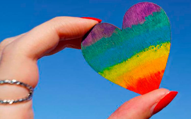 Corazón con colores de la bandera LGTBIQ+.