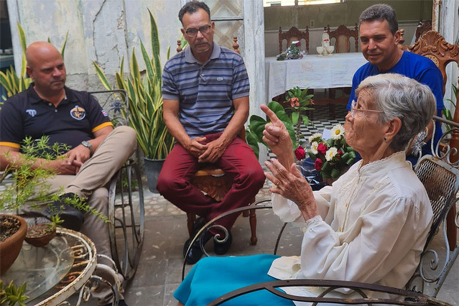 Primer secretario del Partido en la provincia y otros dirigente visitan a la promotora cultural Martha Anido.