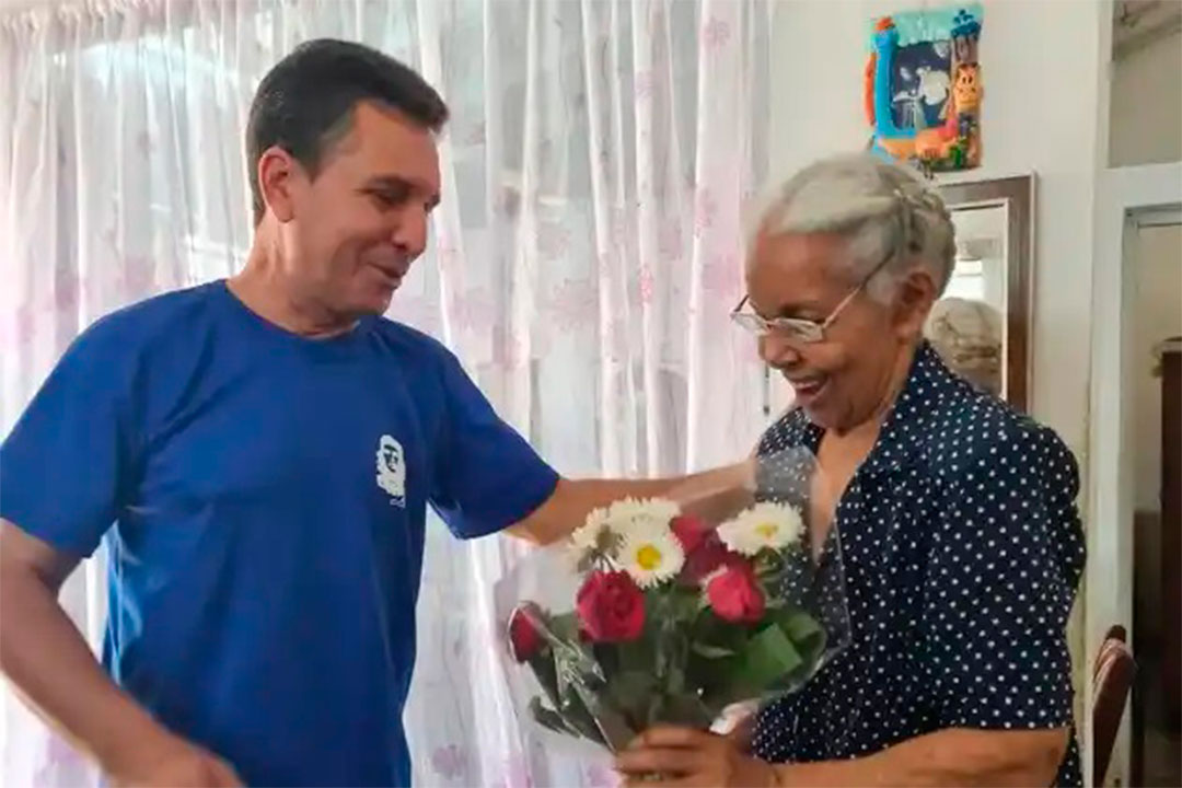 Presidente de la asamblea municipal del Poder Popuar entrega flores a una madre santaclareña.