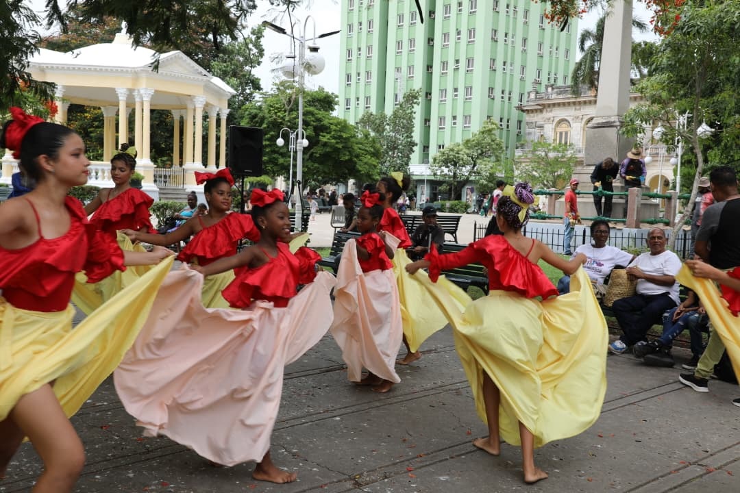 Danza en áreas del parque Vidal.