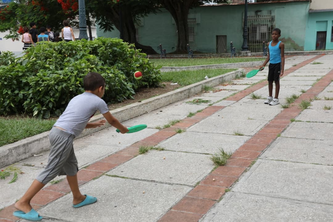 Niños jugando tenis.
