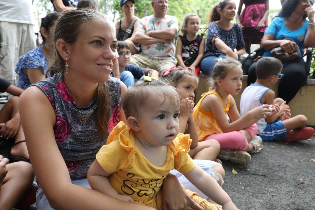 Madre con niña en el público.