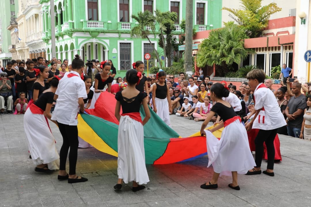 Niños artistas en espectáculo en el parque Vidal.