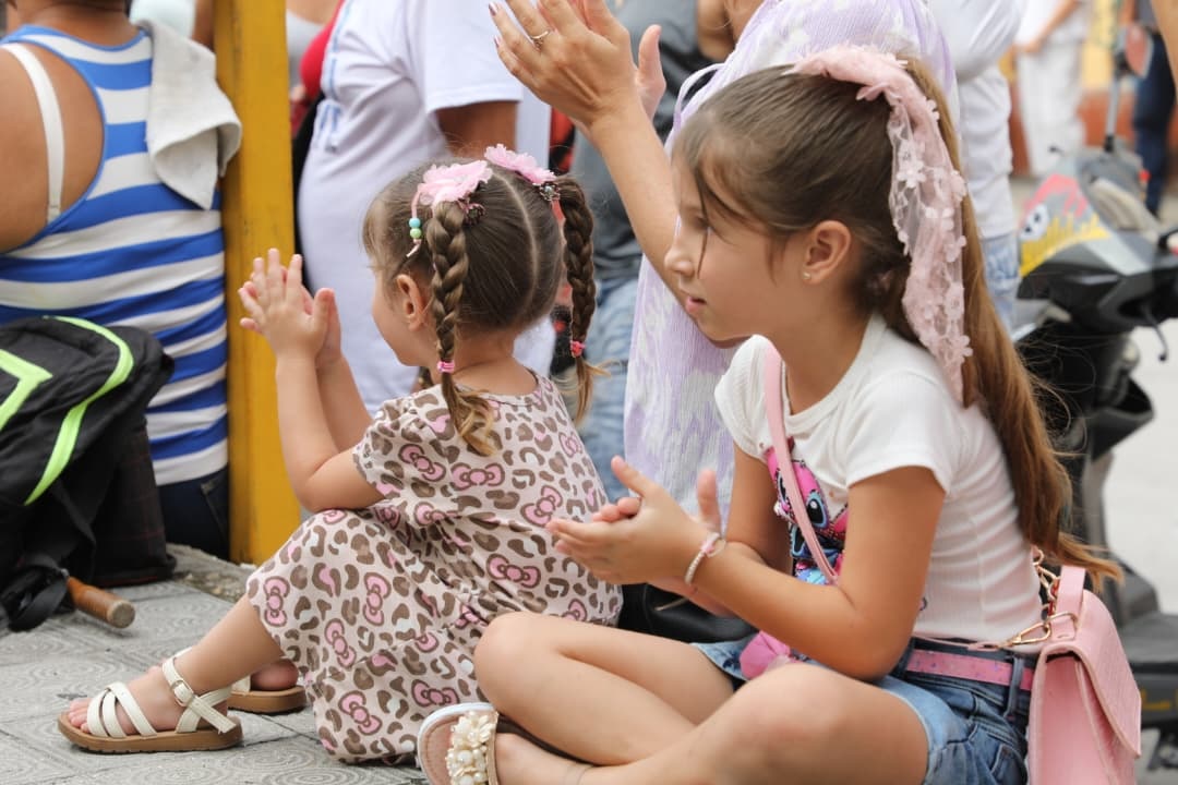 Niñas en el público.