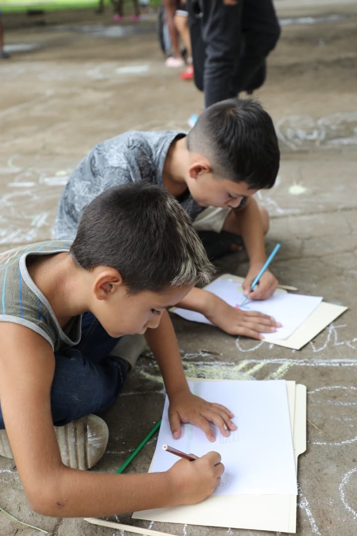 Niños dibujando.