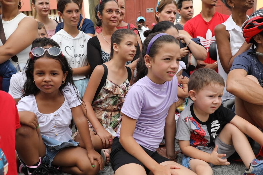 Niños en áreas del parque Vidal disfrutan espectáculo de verano.