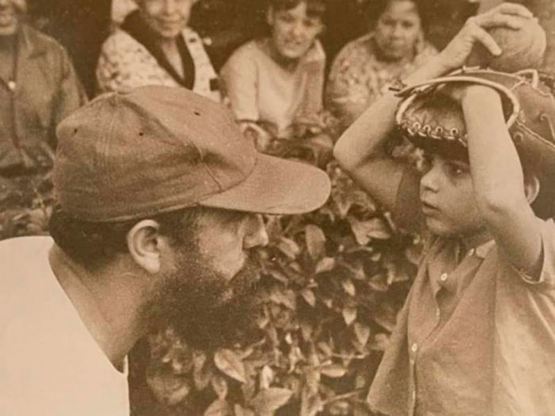 Fidel con un niño que estaba jugando pelota.