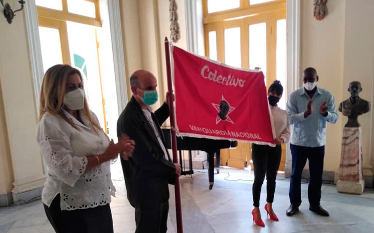 La sucursal 4312 del Banco Popular de Ahorro, de Santa Clara, una de las dos entidades de su tipo en el país que merecieron la bandera de Vanguardia Nacional.