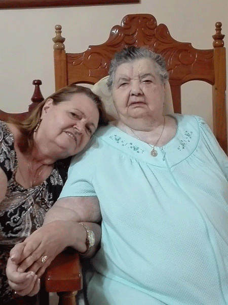 Junto a su mamá en lo que constituye uno de sus tantos valores: el amor familiar. Junto a su mamá en lo que constituye uno de sus tantos valores: el amor familiar.