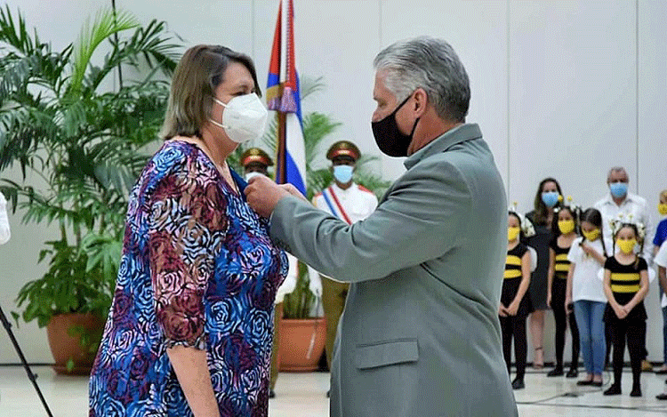 El Presidente cubano impuso el Título de Heroína del Trabajo de la República de Cuba entre 11 personalidades que lo recibieron en esta oportunidad. El Presidente cubano impuso el Título de Heroína del Trabajo de la República de Cuba entre 11 personalidades que lo recibieron en esta oportunidad.