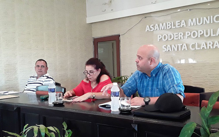 Osnay Miguel Colina, primer secretario del Partido en Villa Clara, y Dilky Ponce Expósito, su primera secretaria en el municipio de Santa Clara. Osnay Miguel Colina, primer secretario del Partido en Villa Clara, y Dilky Ponce Expósito, su primera secretaria en el municipio de Santa Clara.