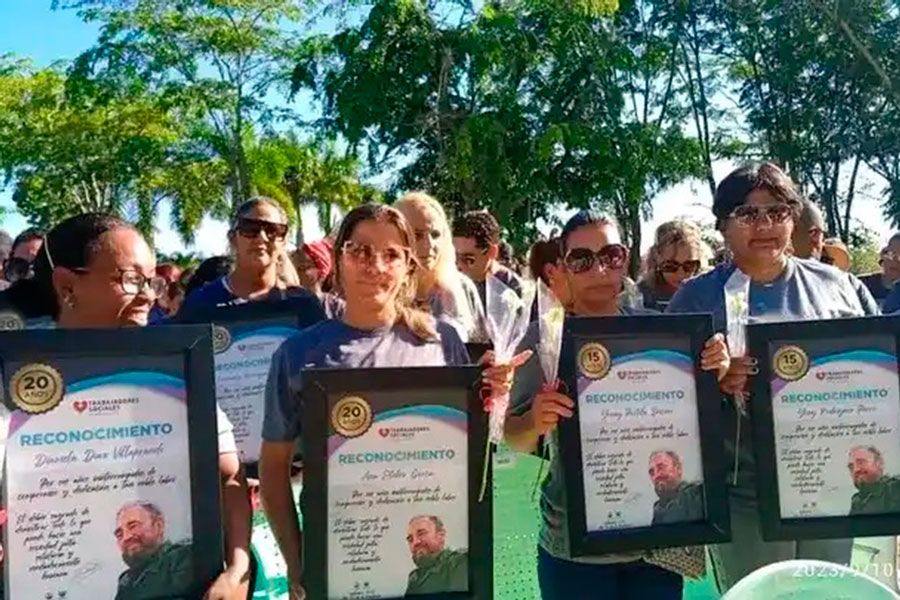Trabajadores sociales de Villa Clara reciben reconocimiento por sus años de servicio.
