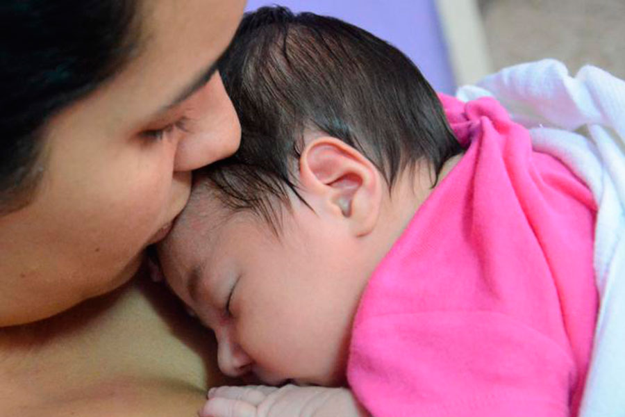 Madre con recién nacido.