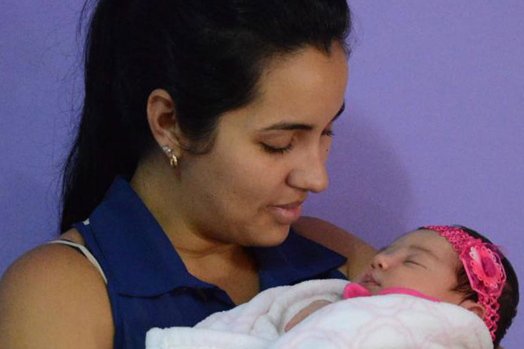Madre con recién nacida.