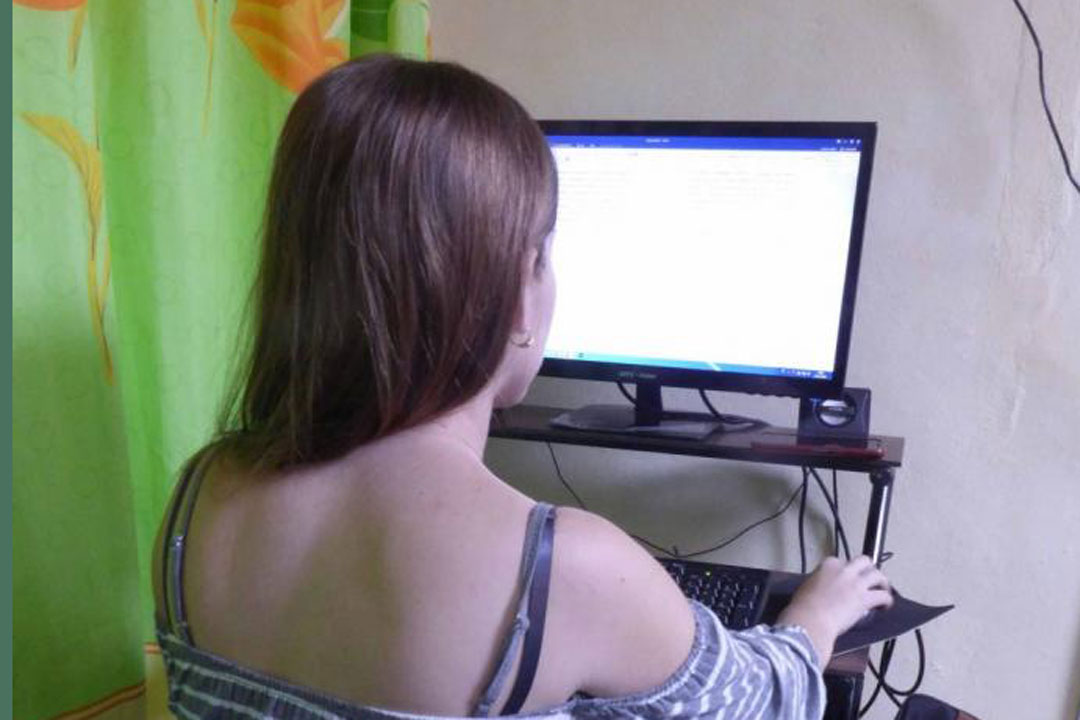 Joven en teletrabajo