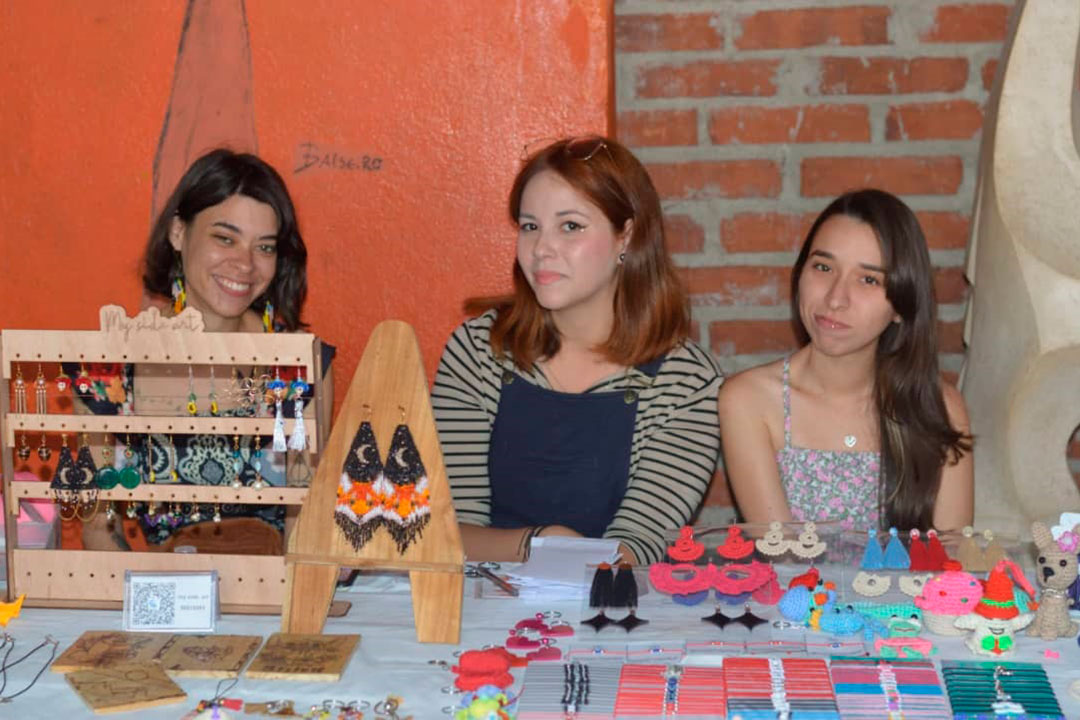 Jóvenes con creaciones manuales.