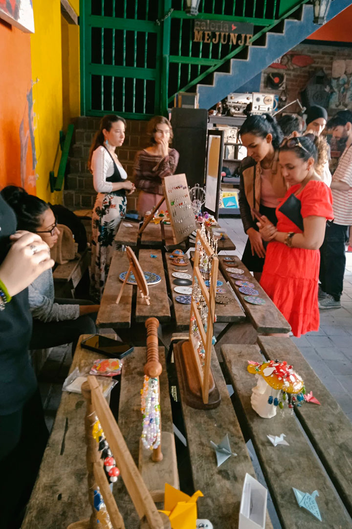 Puestos de venta en El Mejunje.
