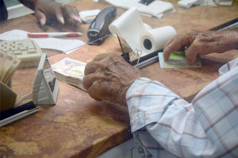 Anciano cobrando pensión.
