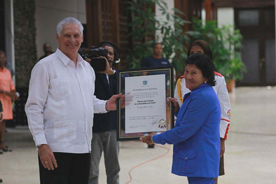 Miguel Díaz-Canel condecora a Heroína del Trabajo.