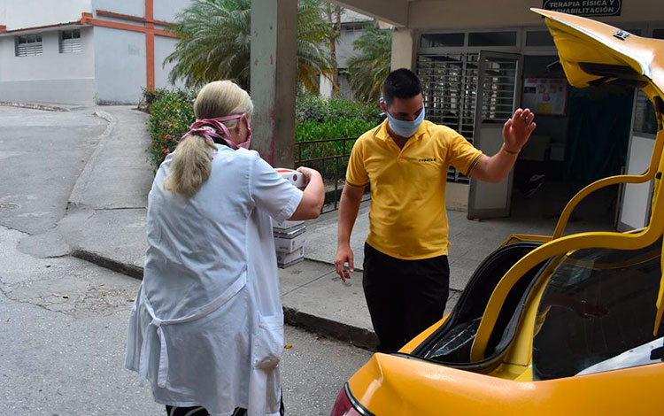 Transportistas de Cuba Taxi apoyan servicios de Salud.