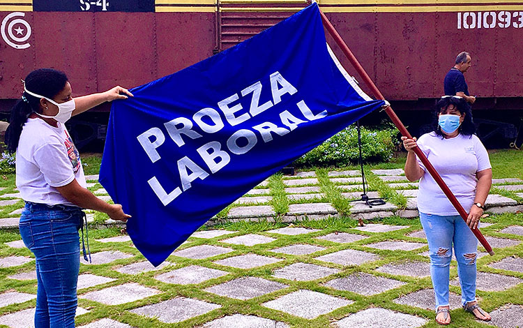Entrega de la Bandera Proeza Laboral a la Empresa Provincial de Transporte de Villa Clara.