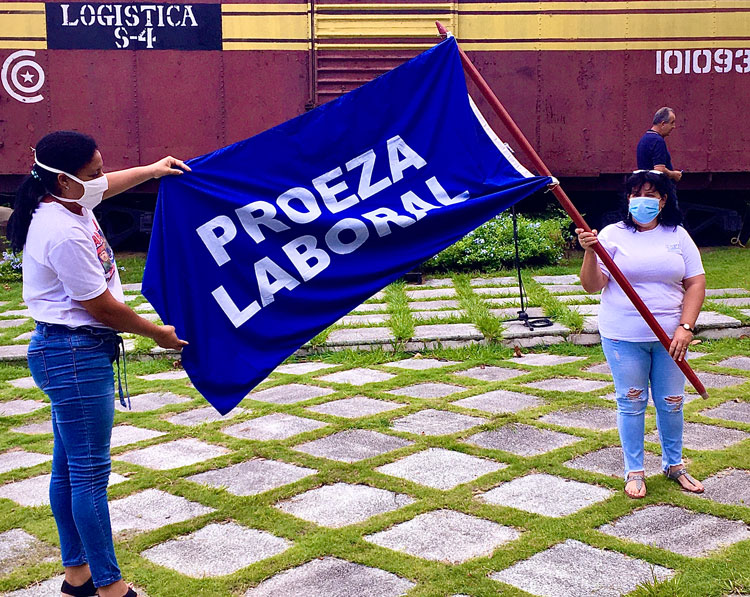Entrega de la Bandera Proeza Laboral a la Empresa Provincial de Transporte de Villa Clara.