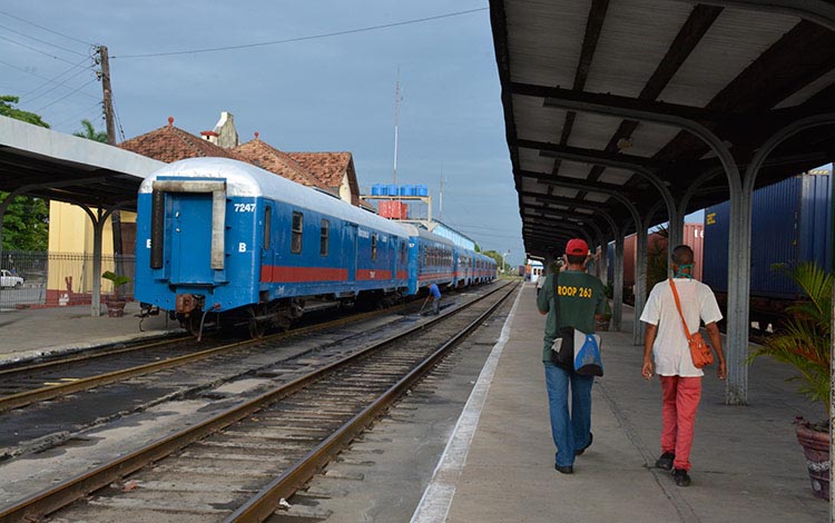  Luego de siete meses en proceso de reparación en el Taller Ferroviario Mario Domínguez de Caibarién, el tren Sancti Spíritus-Santa Clara- Habana, se encuentra listo para su habitual recorrido cuando se decida. (Fotos: Ramón Barreras Valdés)