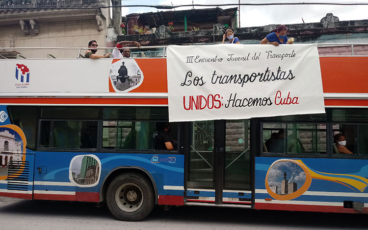 í“mnibus con cartel del encuentro de jóvenes transportistas. í“mnibus con cartel del encuentro de jóvenes transportistas.