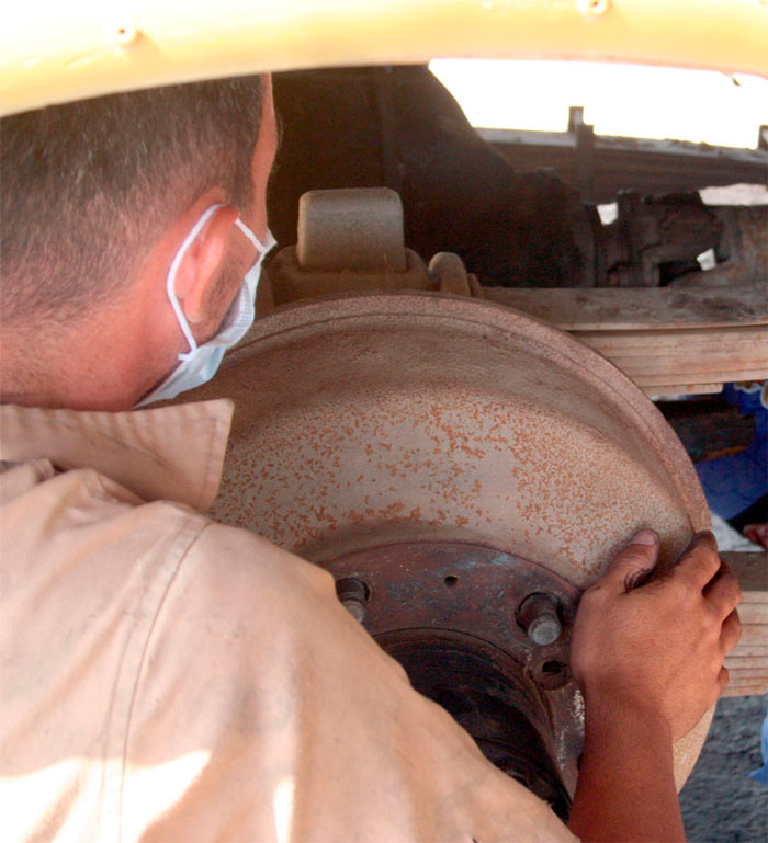 Mecánico reparando uno de los ómnibus de la Base de Transporte Escolar de Corralillo. Mecánico reparando uno de los ómnibus de la Base de Transporte Escolar de Corralillo.