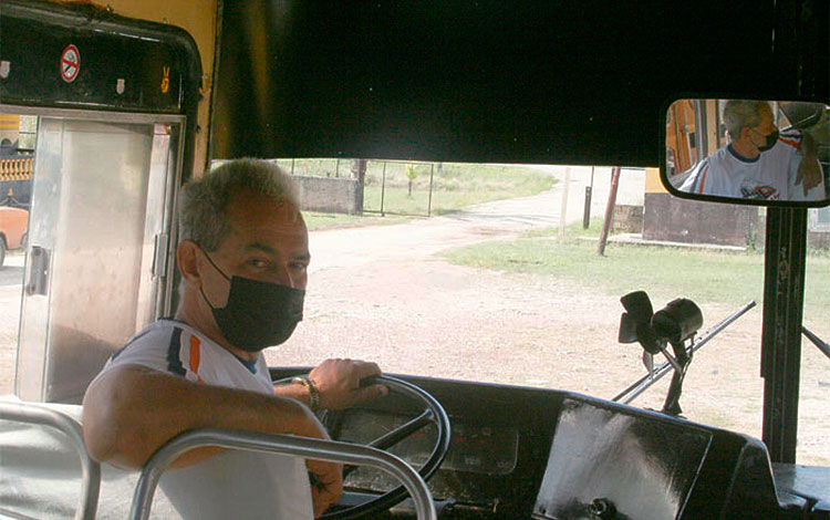 MIchel Bermúdez Hernández, chofer de la base de Transporte Escolar de Corralillo. MIchel Bermúdez Hernández, chofer de la base de Transporte Escolar de Corralillo.