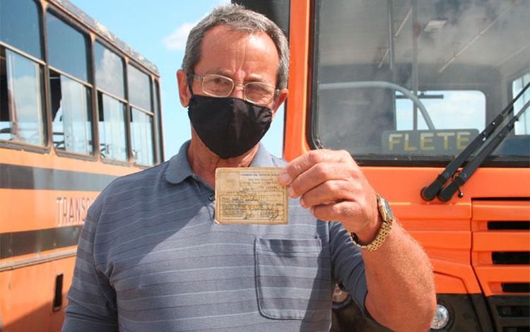 Nilo Santos Aguilar, el chofer más antiguo de la base de Transporte Escolar de Corralillo. Nilo Santos Aguilar, el chofer más antiguo de la base de Transporte Escolar de Corralillo.
