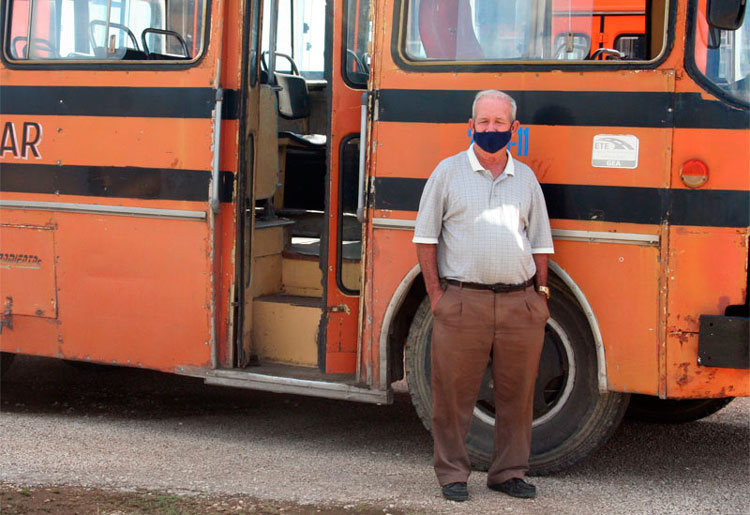 Rodesindo Navarro, chofer de la base de Transporte Escolar de Corralillo. Rodesindo Navarro, chofer de la base de Transporte Escolar de Corralillo.