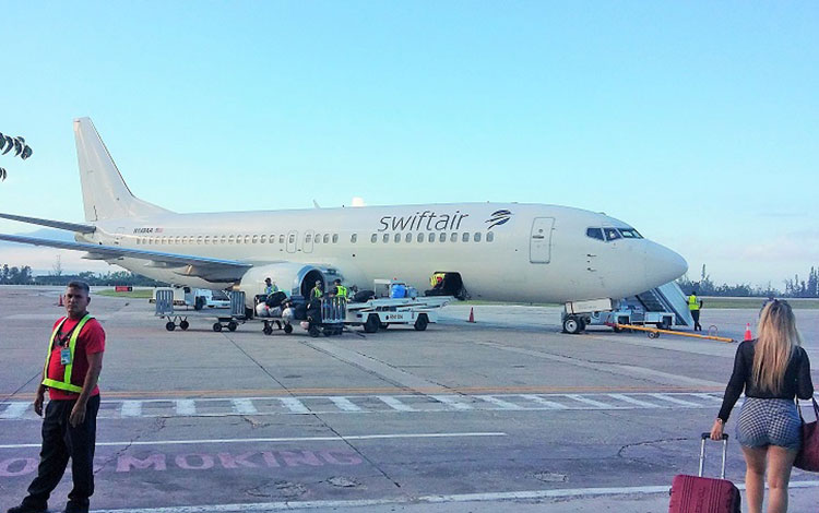 Avión en la pista del aeropuerto internacional Abel Santamaría, de Santa Clara.