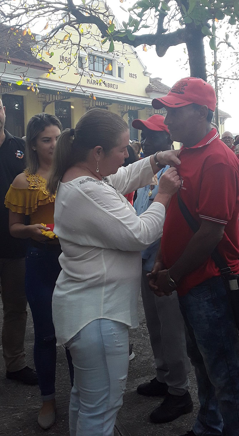 Yudí Rodríguez Hernández, miembro del Secretariado del Comité Central del Partido, entrega la distinción José María Pérez a ferroviarios villaclareños.